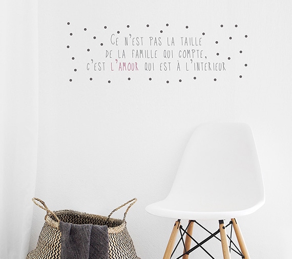 Sticker citation Ce n'est pas la taille de la famille qui compte, c'est l'amour qui est à l'intérieur sticker citation dans un salon