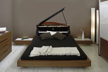 Sticker piano à queue au-dessus d'un lit