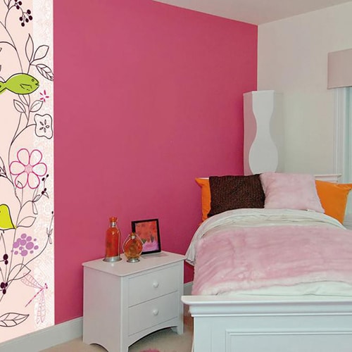 Optez pour nos stickers adhésifs Poésie rose pâle à fleurs au format panneau déco mis en ambiance, 1ère proposition stickers adhésifs Poésie rose pâle à fleurs dans une chambre fille