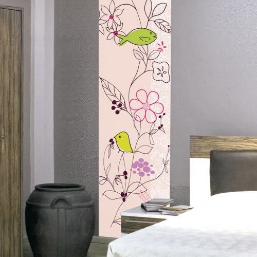 Panneau adhésif déco papier peint pour chambre rose Chambre grise décorée avec un panneau adhésif déco style papier peint rose