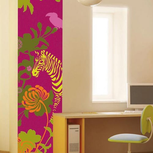 Notre sticker déco savane zèbre fuchsia mis en ambiance, 2ème proposition sticker autocollant déco savane zèbre fuchsia dans un bureau beige