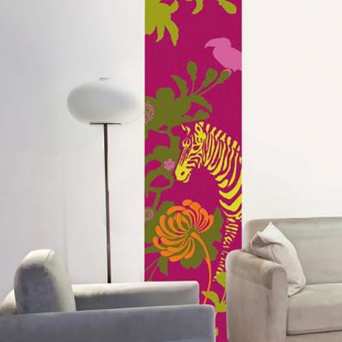 Notre sticker déco savane zèbre fuchsia mis en ambiance, 4ème proposition sticker déco savane zèbre fuchsia dans un salon beige et blanc