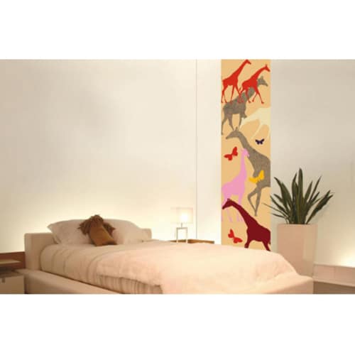 Créez une écrin de verdure avec le sticker Savane Girafe pour thèmes pour thèmeset Papillons ! mis en ambiance, 2ème proposition Sticker savane girafe et papillons coller sur un mur de chambre