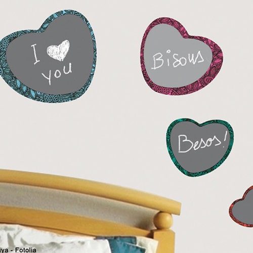 Sticker tableau noir coeurs Stickers autocollants tableau noir coeurs mis en ambiance dans une chambre