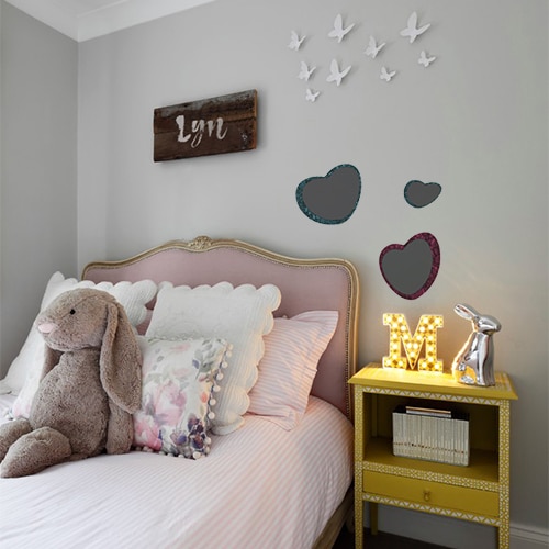 Sticker tableau noir coeurs Stickers autocollants tableau noir coeurs mis en ambiance dans une chambre