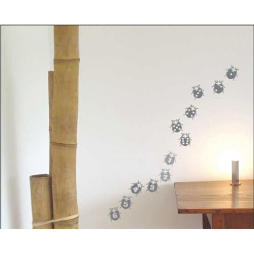 Une touche de nature avec nos stickers Coccinelles Argentées pour vos enfants ! mis en ambiance, 1ère proposition Frise Stickers muraux coccinelles grises pour enfant