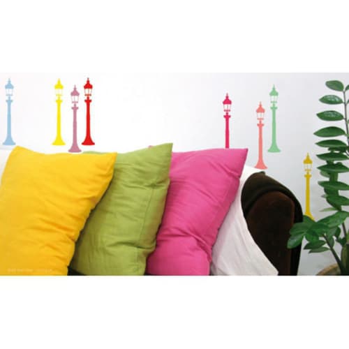Offrez une touche de lumière avec notre sticker Silhouettes de réverbères couleurs pop déco ! Sticker de réverbères pop déco pour déco salon