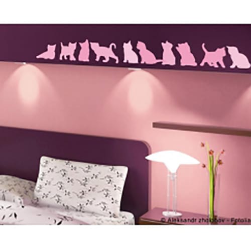 Optez pour le sticker Chats Roses et soyez unique ! Stickers adhésif chats Roses collés au-dessus d'un lit