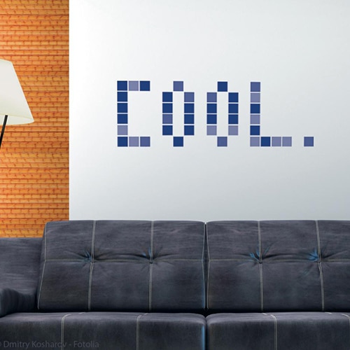 Une déco décalée et unique avec le sticker Pixels bleus ! mis en ambiance, 2ème proposition Sticker Pixels bleus à coller sur un mur de salon
