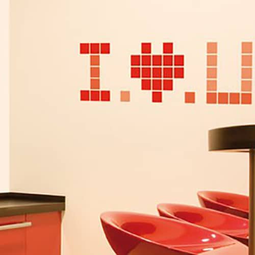 Une déco décalée et unique avec le sticker Pixels Rouges ! mis en ambiance, 1ère proposition Sticker Pixels Rouges sur un mur de salon