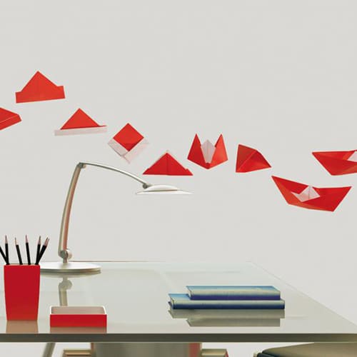 sticker adhésif Origami - Bateau Chapeau en Pliage au-dessus d'un bureau