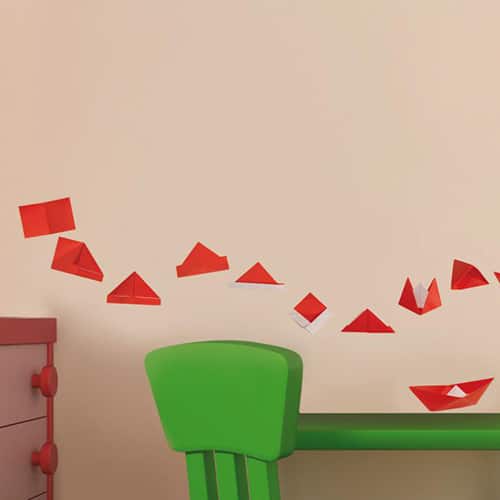 Une touche unique avec le sticker Origami - Bateau Chapeau en Pliage ! mis en ambiance, 1ère proposition sticker adhésif Origami - Bateau Chapeau en Pliage dans chambre d'enfant