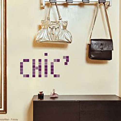 Une déco décalée et unique avec le sticker Pixels Violets ! mis en ambiance, 1ère proposition Sticker Pixels Violets Chic mis dans une entrée