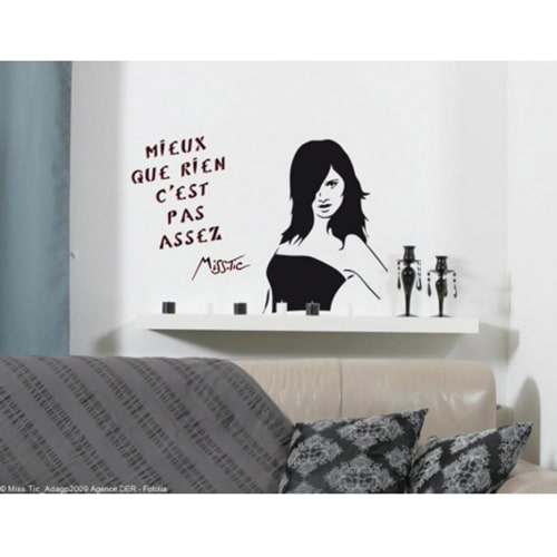 Sticker noir et blanc mural posé sur un mur blanc Les calories