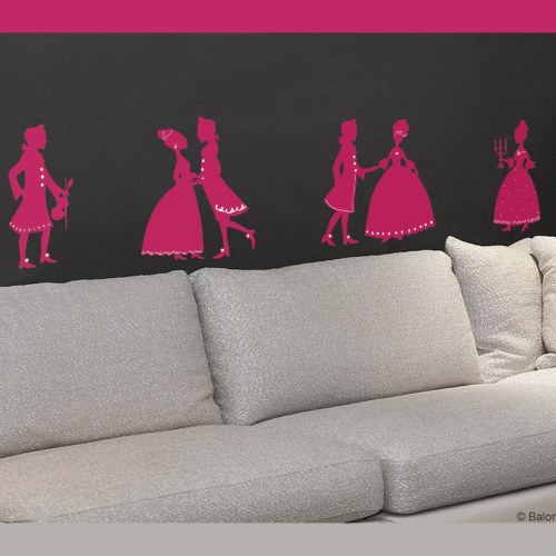Personnalisez la chambre de vos enfants avec nos stickers Princes et Princesses au Bal ! mis en ambiance, 1ère proposition Stickers bal de princesses au dessus d'un canapé gris