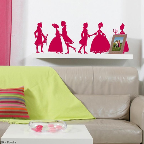 Personnalisez la chambre de vos enfants avec nos stickers Princes et Princesses au Bal ! mis en ambiance, 2ème proposition Stickers bal de princesses au dessus d'un canapé beige
