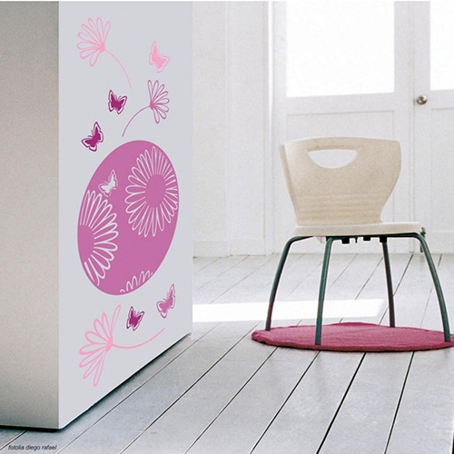 Créez une écrin de verdure avec le sticker Pastilles Fleurs des Champs ! mis en ambiance, 1ère proposition sticker mural dessin fleur des champs roses mis en ambiance sur un mur blanc
