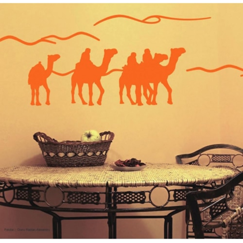 Autocollant mural caravane de Dromadaires au-dessus d'une table à manger