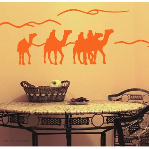 Créez un espace authentique avec notre sticker Caravane de Dromadaires ! mis en ambiance, 1ère proposition Autocollant mural caravane de Dromadaires au-dessus d'une table à manger