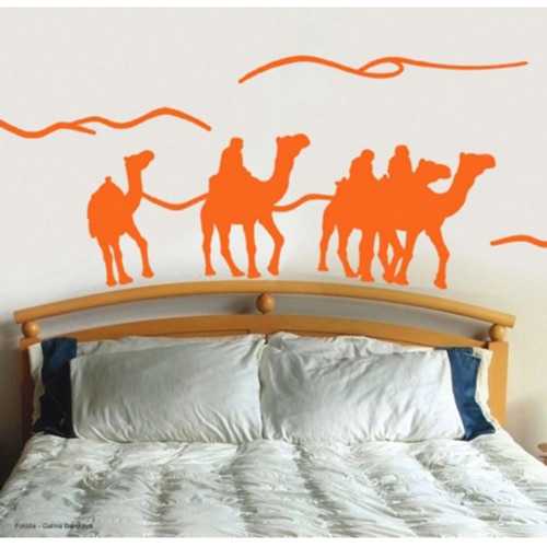 Créez un espace authentique avec notre sticker Caravane de Dromadaires ! mis en ambiance, 2ème proposition Sticker mural caravane de Dromadaires orange au-dessus d'un lit