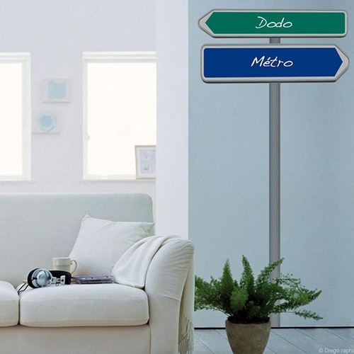Personnalisez son intérieur avec un panneau de direction tableau à craies effaçable. Stickers Panneau de direction en kit Dodo métro mis dans un salon