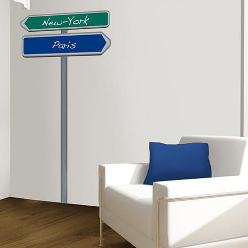 Créez une route dans votre salon avec nos stickers Panneau de direction ! Panneau stickers destination New York et Paris collé dans un salon