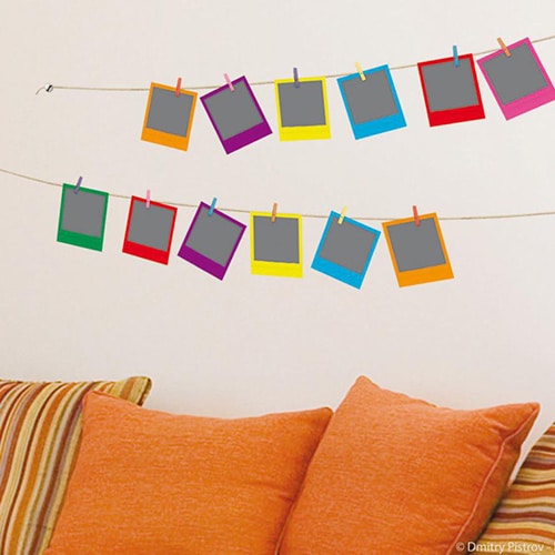 Sticker ardoise tableau noir Polaroïd ! Sticker ardoise tableau noir Polaroïd collé dans un salon