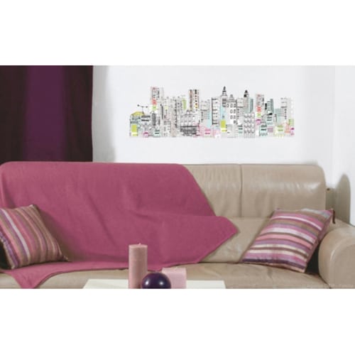 Offrez un air neuf à votre déco avec notre sticker Ville Downtown ! mis en ambiance, 1ère proposition sticker mural dessin de ville collé sur un mur blanc