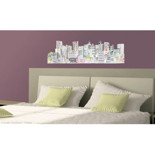 Offrez un air neuf à votre déco avec notre sticker Ville Downtown ! mis en ambiance, 2ème proposition sticker mural dessin de ville collé sur un mur mauve