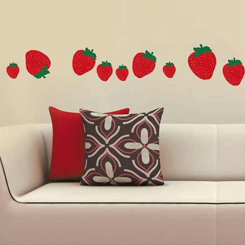 Sticker pour éléctroménager Barquette de Fraises rouges ! mis en ambiance, 2ème proposition Stickers adhésifs fraises au-dessus d'un canapé