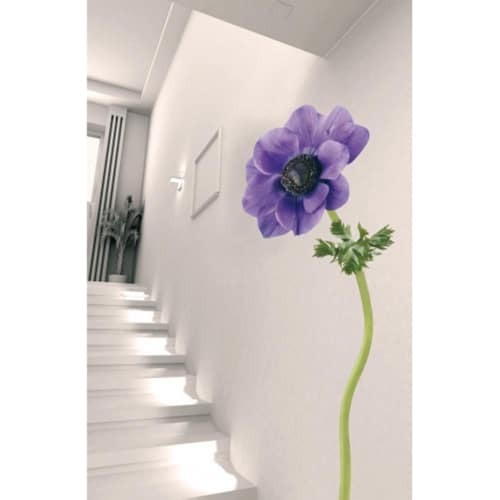 Créez une écrin de verdure avec le sticker Fleur d'anémone ! mis en ambiance, 2ème proposition Sticker adhésif Fleur d'anémone violette dans escalier