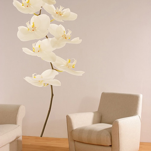 Une touche fleurie ? Nos stickers Aglaé L'orchidée sont faits pour vous ! mis en ambiance, 1ère proposition sticker mural orchidées blanche sur un mur clair