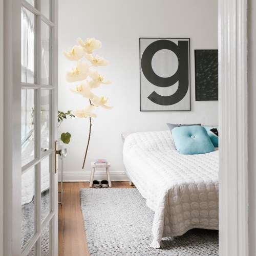 sticker déco fleur orchidée blanche dans une jolie chambre moderne et lumineuse.