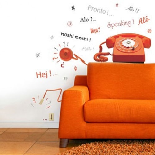 Un espace authentique avec le sticker Téléphone Orange style vintage ! mis en ambiance, 1ère proposition Sticker téléphone vintage pour déco salon