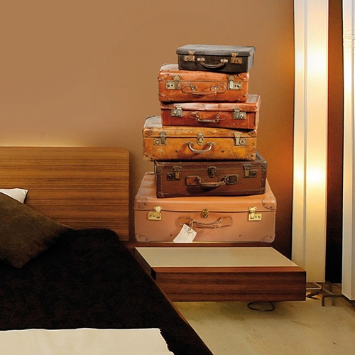 Notre sticker Pile de Valises Anciennes pour une touche tendance ! mis en ambiance, 2ème proposition Sticker valises anciennes pour déco dans une chambre