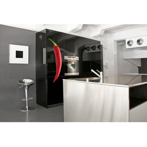 Ressentez les saveurs avec nos stickers Piments rouge Katmandu ! mis en ambiance, 1ère proposition Sticker autocollant Piment de Katmandu sur frigidaire noir