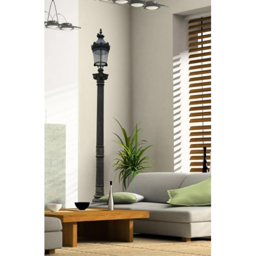 Offez une touche de lumière avec notre sticker Réverbères Parisiens ! mis en ambiance, 1ère proposition sticker réverbère parisien collé à un mur clair