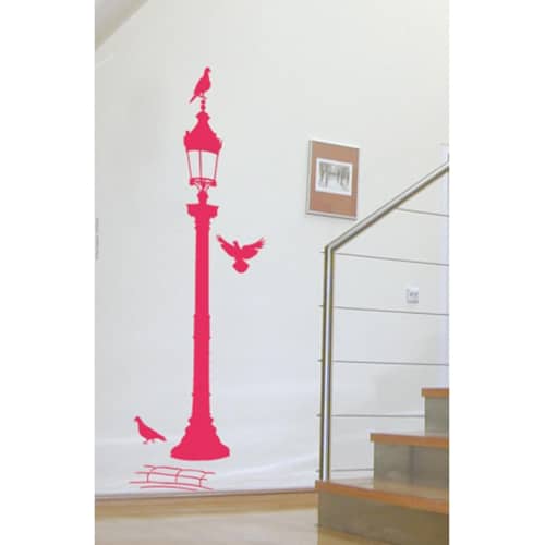 Offrez une touche de lumière avec notre sticker Réverbères framboise ! mis en ambiance, 1ère proposition Sticker autocollant Réverbères framboise