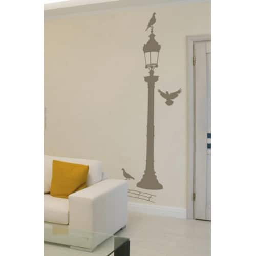 Offez une touche de lumière avec notre sticker Réverbère Bronze ! mis en ambiance, 1ère proposition sticker mural réverbère bronze avec pigeons collé sur un mur clair