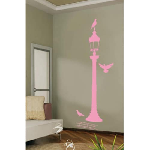 Offez une touche de lumière avec notre sticker Silhouettes de réverbères roses ! mis en ambiance, 2ème proposition Autocollant mural réverbère rose avec pigeons mis en ambiance sur un mur blanc