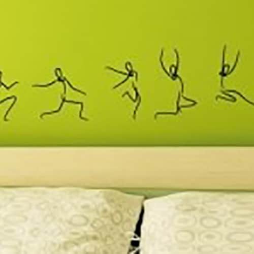 Offrez un air neuf à votre déco avec notre sticker Black & Blum Saut ! mis en ambiance, 2ème proposition Adhésif mural saut de bonhomme en séquences sur un mur vert
