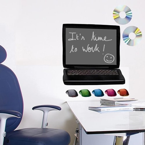 stickers ardoise tableau noir PC au-dessus d'un bureau