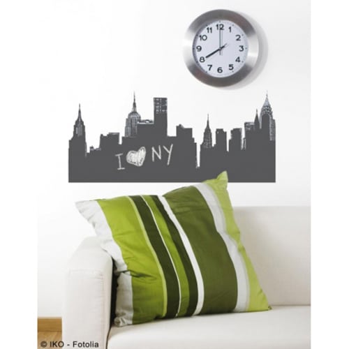 N'oubliez rien avec nos stickers ardoise effaçable Vue de New-York ! Stickers ardoise effaçable silhouette immeuble new york dans un salon