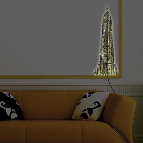 Adhésif mural gratte-ciel lumineux mis en ambiance dans un salon