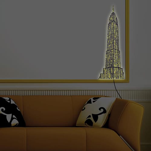A l'abordage des USA avec nos stickers Petit Building de New-York lumineux ! Adhésif mural gratte-ciel lumineux mis en ambiance dans un salon