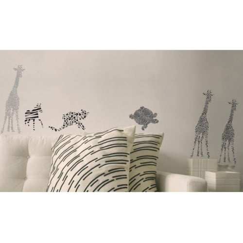 Créez une écrin de verdure avec le sticker Petites Silhouettes Animaux Sauvages ! mis en ambiance, 1ère proposition Sticker autocollant de giraffe géant coller sur le mur d'un salon