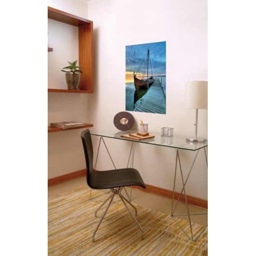 Créez un espace authentique avec notre sticker Voilier Amarré ! mis en ambiance, 1ère proposition sticker mural voilier accosité avec couché de soleil mis en ambiance dans un bureau