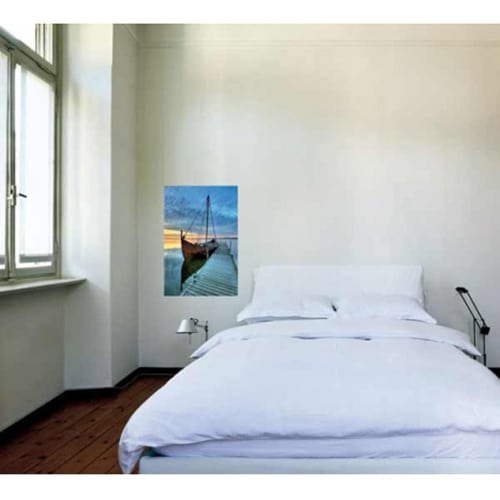 Créez un espace authentique avec notre sticker Voilier Amarré ! mis en ambiance, 2ème proposition Autocollant mural voilier accosté collé sur un mur blanc
