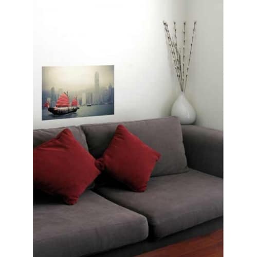 Créez un espace authentique avec notre sticker Jonques de la Baie de Hong-Kong ! mis en ambiance, 1ère proposition Autocollant mural voilier baie de Hong-Kong collé sur un blanc