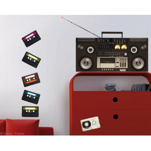 Un espace authentique avec le sticker Magnéto-Cassettes Ghetto style vintage ! mis en ambiance, 1ère proposition Sticker magnéto cassettes pour déco salon